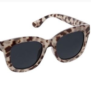 Peepers Tortoise Sunglasses
